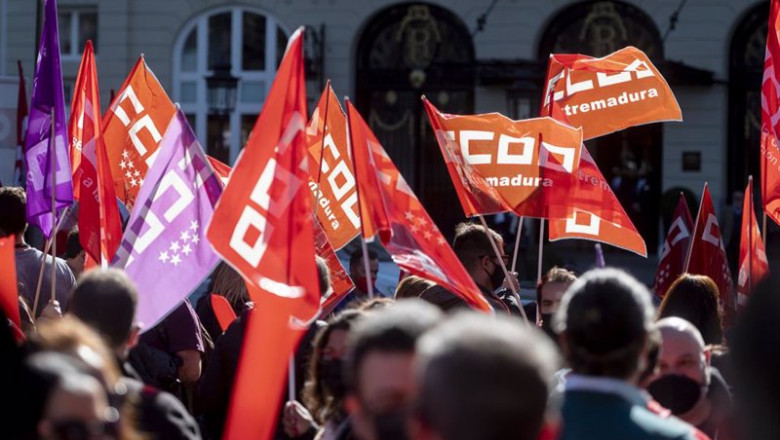 Varias personas con banderas de distintos sindicatos, participan en una concentración para denunciar el bloqueo de la negociación del convenio sectorial del Contact Center, en la Plaza de la Lealtad, a 22 de febrero de 2022, en Madrid (España). | Alberto Ortega - Europa Press ep varias personas con banderas de distintos sindicatos participan en una concentracion para