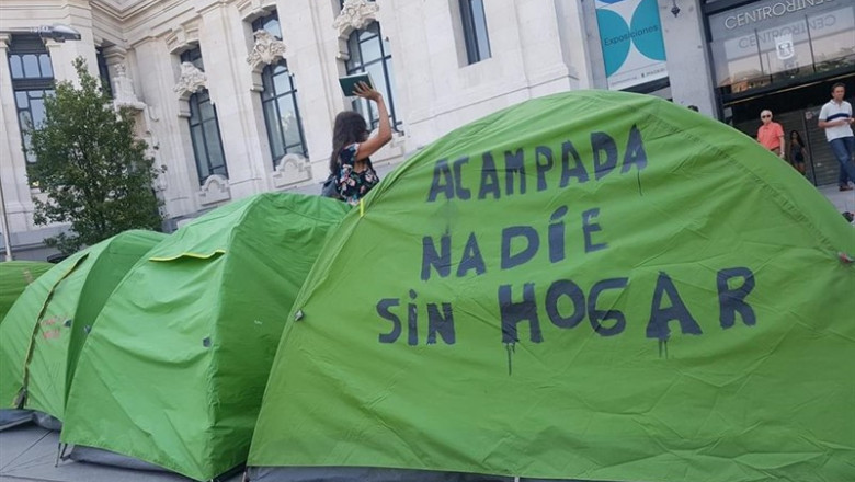Varias tiendas de campaña frente al Palacio de Cibeles de las personas sin techo acampadas en el Paseo del Prado. | EUROPA PRESS ep varias tiendascampana frentepalaciocibeleslas personastecho acampadaspaseoprado