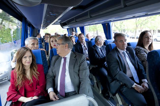 Zoido se traslada con víctimas del terrorismo en autobús hasta Moncloa | MINISTERIO DEL INTERIOR ep zoidotrasladavictimasterrorismoautobusmoncloa