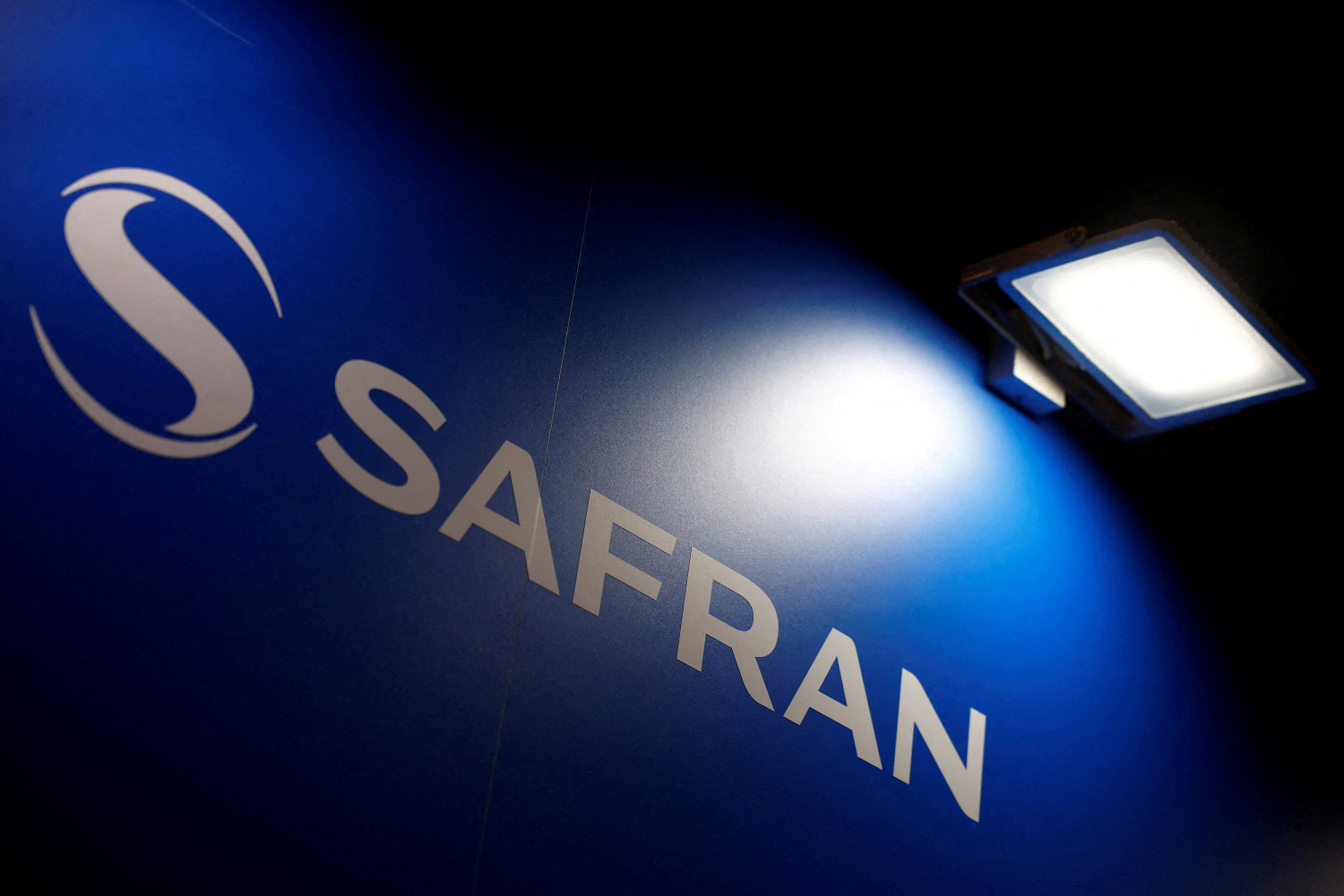 le logo de safran 