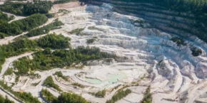 plusieurs projets d extraction sont etudies dont celui d imerys dans l allier qui devrait entrer en activite d ici 2 a 3 ans pour extraire du lithium