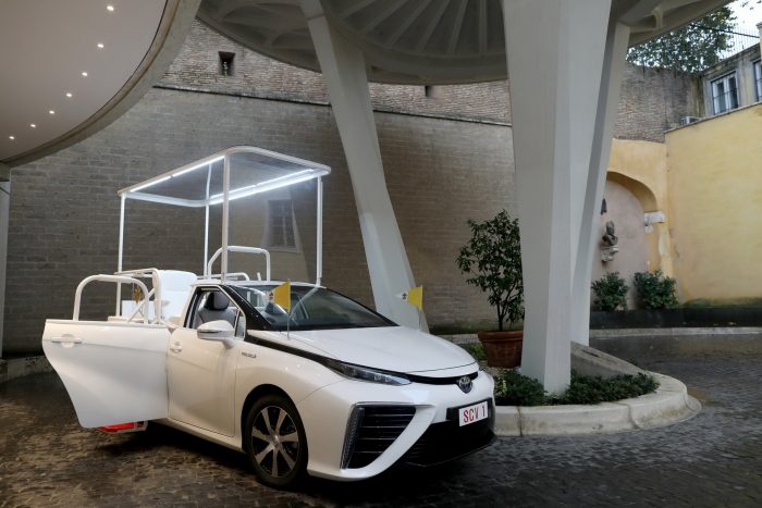 toyota-mirai-popemobile-06-700x467 toyota-mirai-popemobile-06-700x467