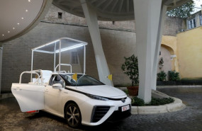 toyota-mirai-popemobile-06-700x467