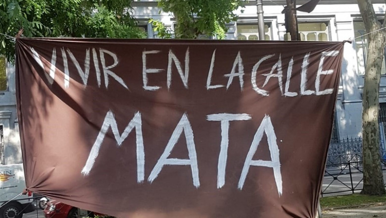Acampada de personas sin hogar en el Paseo del Prado. | EUROPA PRESS ep acampadapersonashogarpaseoprado