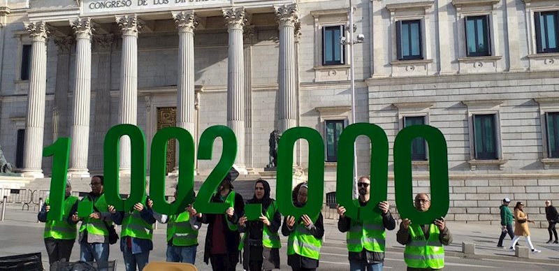 Activistas de la Plataforma de Afectados por la Hipoteca (PAH) presentan una campaña frente al Congreso | EUROPA PRESS ep activistas de la plataforma de afectados por la hipoteca pah presentan una campana frente al