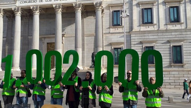 ep activistas de la plataforma de afectados por la hipoteca pah presentan una campana frente al