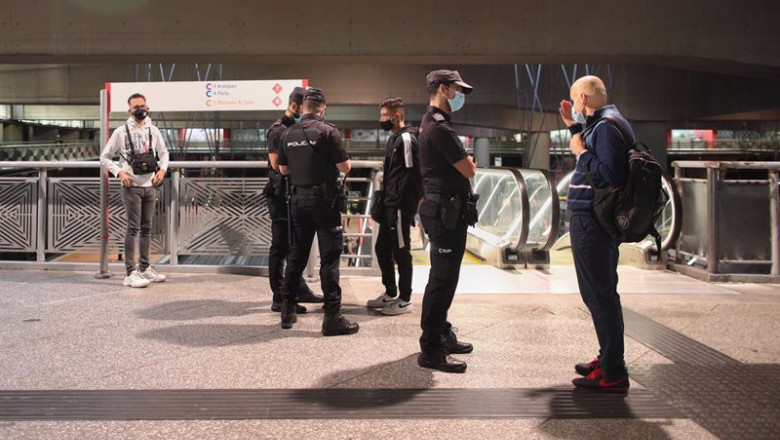 ep agentes de la policia nacional revisan la documentacion de varios pasajeros en la estacion de ep agentes de la policia nacional revisan la documentacion de varios pasajeros en la estacion de
