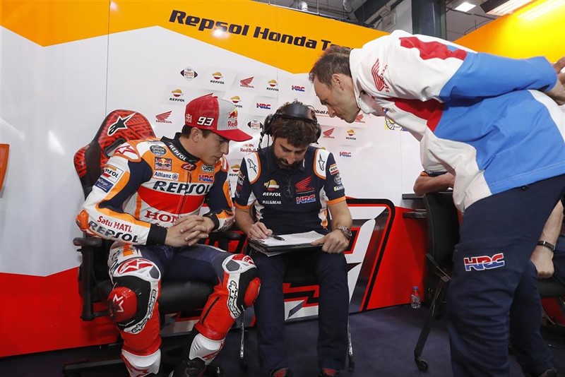 ep alberto puig santi hernandez y marc marquez en el box del repsol honda