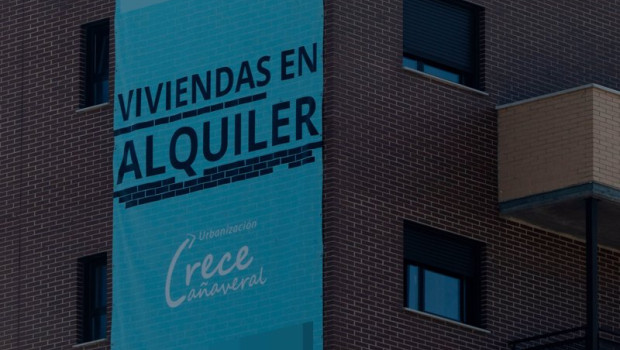 ep archivo   cartel de alquiler en un edificio de viviendas ubicado en madrid