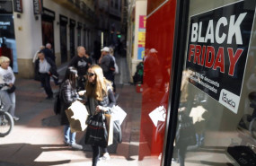 ep archivo   cientos de personas se adelantan a las compras navidenas con el black friday
