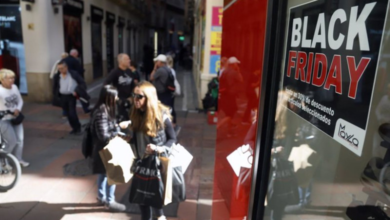 Archivo - Cientos de personas se adelantan a las compras navideñas con el Black Friday | Álex Zea - Europa Press - Archivo ep archivo cientos de personas se adelantan a las compras navidenas con el black friday