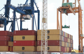 ep archivo   contenedores de exportacion en el puerto de cadiz