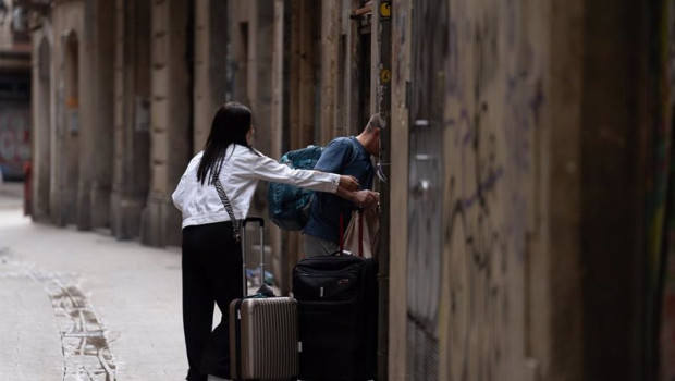 ep archivo dos turistas con maletas en el centro de barcelona a 17 de septiembre de 2024 en ep archivo dos turistas con maletas en el centro de barcelona a 17 de septiembre de 2024 en