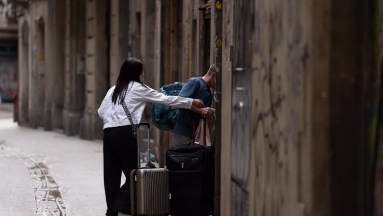 ep archivo   dos turistas con maletas en el centro de barcelona a 17 de septiembre de 2024 en