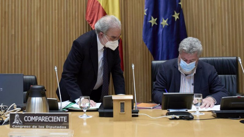 Archivo - El presidente del Consejo de Seguridad Nuclear (CSN), José María Serena i Sender (i), conversa a su llegada a la Comisión para la Transición Ecológica y Reto Demográfico, en el Congreso de los Diputados, a 12 de abril de 2021, en Madrid (España) | EUROPA PRESS/J. Hellín. POOL - Europa Press ep archivo el presidente del consejo de seguridad nuclear csn jose maria serena i sender i