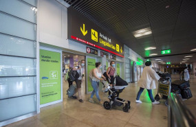 ep archivo   pasajeros llegan al aeropuerto adolfo suarez madrid barajas en madrid espana