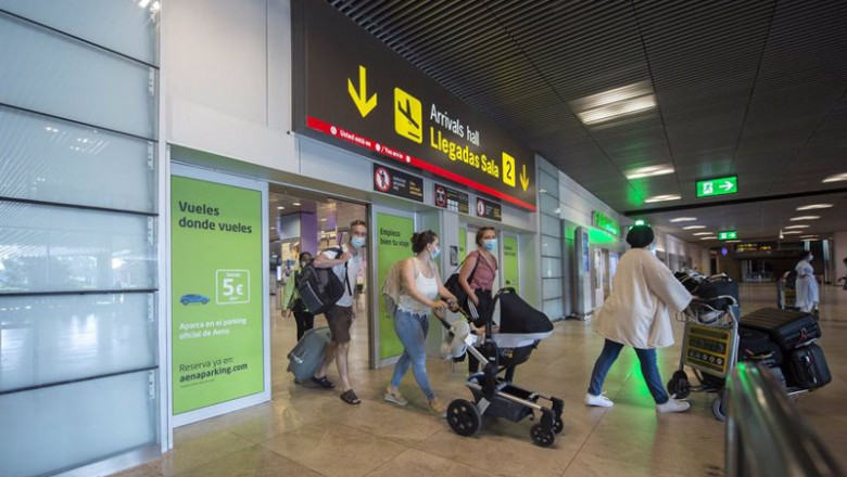 ep archivo   pasajeros llegan al aeropuerto adolfo suarez madrid barajas en madrid espana