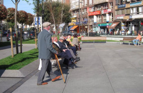 ep archivo   pensionitas en una calle de santander