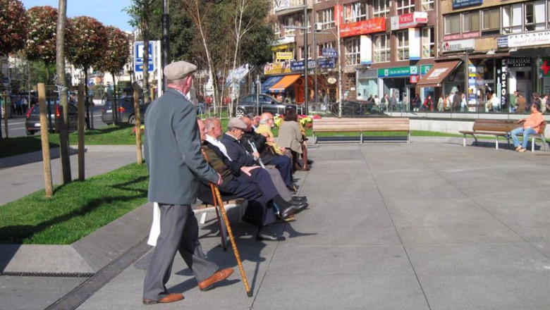 EUROPA PRESS - Archivo ep archivo pensionitas en una calle de santander