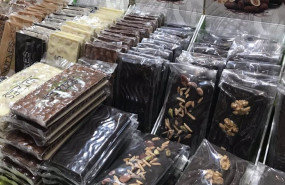 ep archivo   tabletas de chocolate apiladas en envase transparente y con frutos secos