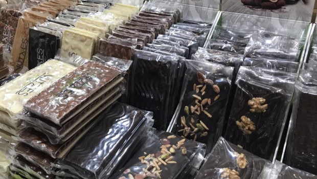 ep archivo   tabletas de chocolate apiladas en envase transparente y con frutos secos