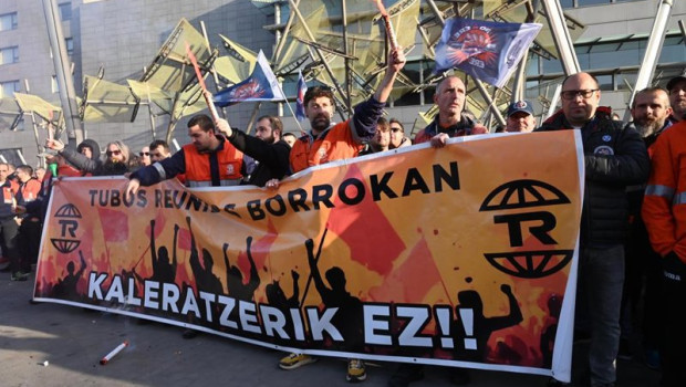 ep archivo   trabajadores de tubos reunidos se concentran contra el ere