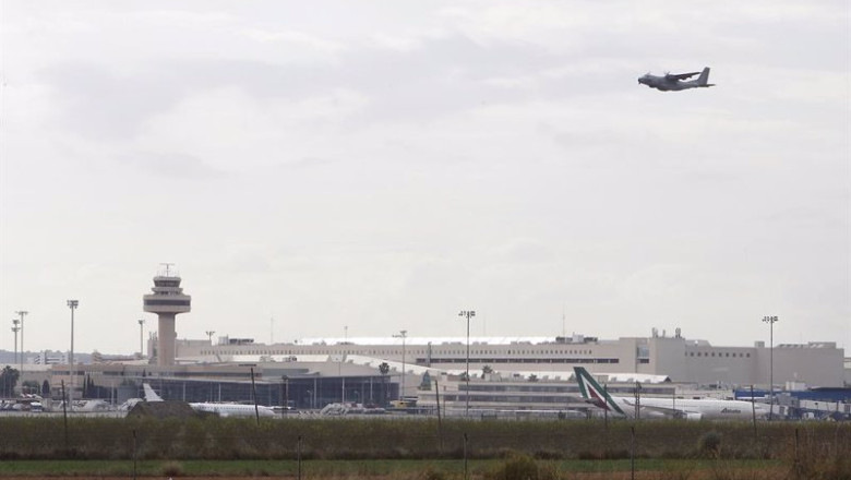 ep archivo un avion vuela sobre el aeropuerto de palma a 8 de noviembre de 2021 en palma mallorca ep archivo un avion vuela sobre el aeropuerto de palma a 8 de noviembre de 2021 en palma mallorca