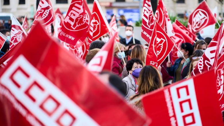 ep archivo un grupo de personas sostiene banderines de ugt y ccoo durante una concentracion a 23 ep archivo un grupo de personas sostiene banderines de ugt y ccoo durante una concentracion a 23