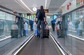 ep archivo   un hombre con una maleta en el aeropuerto adolfo suarez madrid barajas a 4 de agosto de