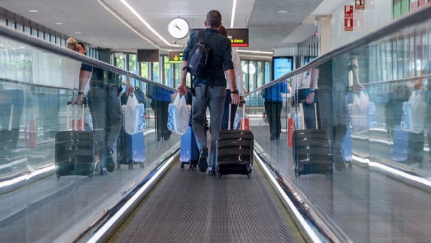 ep archivo   un hombre con una maleta en el aeropuerto adolfo suarez madrid barajas a 4 de agosto de