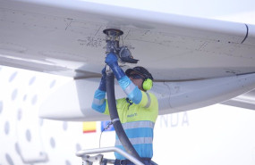 ep archivo un operario realiza la maniobra para recargar un avion durante la presentacion del ep archivo un operario realiza la maniobra para recargar un avion durante la presentacion del