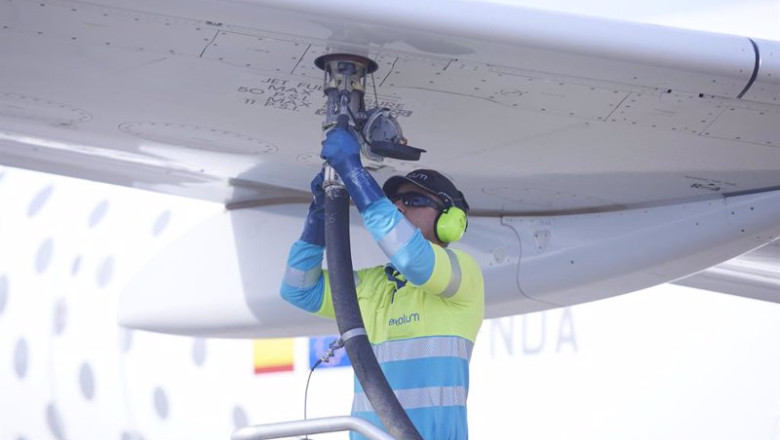 ep archivo un operario realiza la maniobra para recargar un avion durante la presentacion del ep archivo un operario realiza la maniobra para recargar un avion durante la presentacion del
