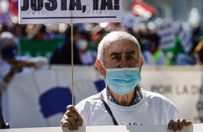 ep archivo   un pensionista en una manifestacion para pedir pensiones justas