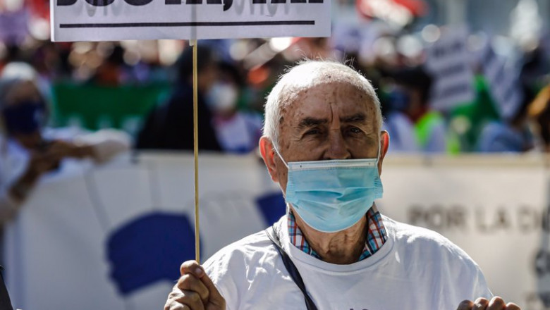 Archivo - Un pensionista en una manifestación para pedir pensiones justas | Carlos Luján - Europa Press - Archivo ep archivo un pensionista en una manifestacion para pedir pensiones justas
