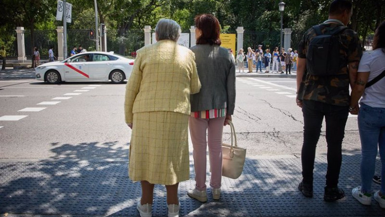 ep archivo una mujer mayor espera para cruzar una calle ep archivo una mujer mayor espera para cruzar una calle