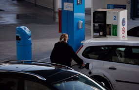 ep archivo   una mujer reposta combustible en una gasolinera a 2 de diciembre de 2022 en madrid