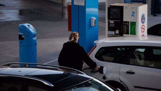 ep archivo   una mujer reposta combustible en una gasolinera a 2 de diciembre de 2022 en madrid