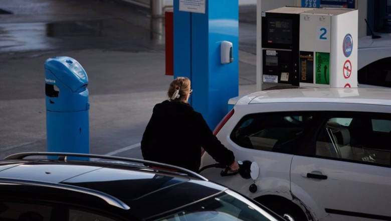 ep archivo una mujer reposta combustible en una gasolinera a 2 de diciembre de 2022 en madrid ep archivo una mujer reposta combustible en una gasolinera a 2 de diciembre de 2022 en madrid