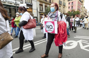 ep archivo   una mujer sostiene una pancarta donde se lee no a la precariedad en una manifestacion