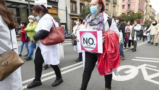 ep archivo   una mujer sostiene una pancarta donde se lee no a la precariedad en una manifestacion