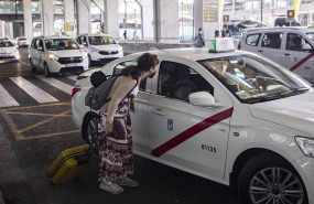 ep archivo   una pasajera conversa con un taxista en las inmediaciones de la terminal t4 del