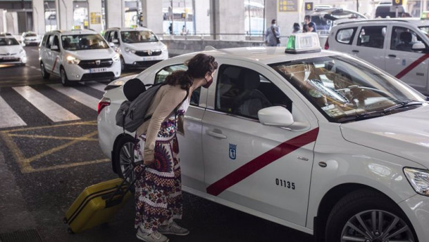 ep archivo   una pasajera conversa con un taxista en las inmediaciones de la terminal t4 del