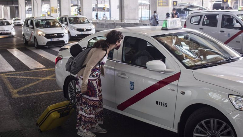Archivo - Una pasajera conversa con un taxista en las inmediaciones de la Terminal T4 del Aeropuerto Adolfo Suárez Madrid-Barajas, a 7 de junio de 2021, en Madrid, (España). España permite desde este lunes la entrada de viajeros que acrediten estar vacun | Alejandro Martínez Vélez - Europa Press - Archivo ep archivo una pasajera conversa con un taxista en las inmediaciones de la terminal t4 del