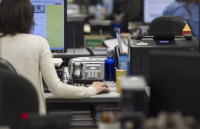 ep archivo   una trabajadora en su oficina