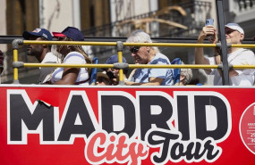 ep archivo   varias personas en un bus turistico de madrid