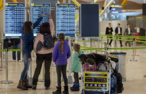ep archivo   varias personas observan las salidas de los vuelos