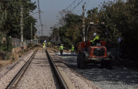 ep archivo   varios operarios de adif trabajan en unas vias de tren