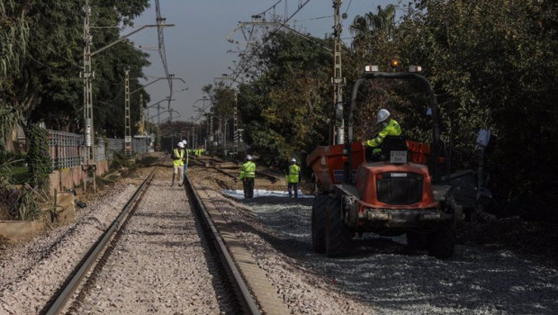 ep archivo   varios operarios de adif trabajan en unas vias de tren