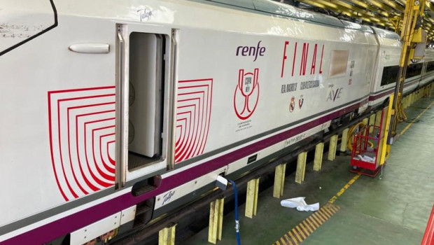 ep archivo   vinilado de una locomotora de ave con motivo de una final de la copa del rey en foto de