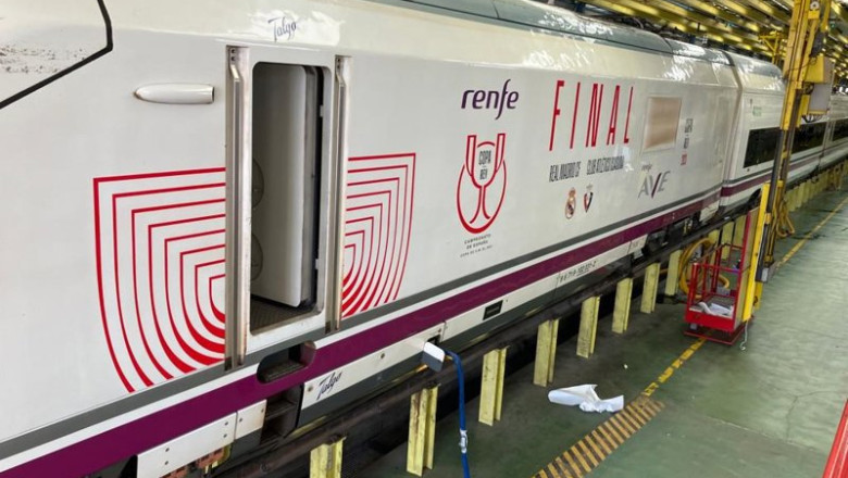 ep archivo   vinilado de una locomotora de ave con motivo de una final de la copa del rey en foto de